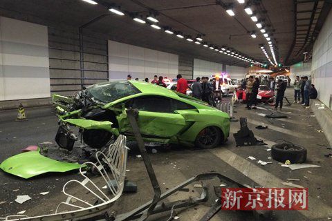 一輛蘭博基尼與一輛法拉利發(fā)生事故，現(xiàn)場狀況慘烈
