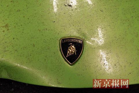 一輛蘭博基尼與一輛法拉利發(fā)生事故，現(xiàn)場狀況慘烈