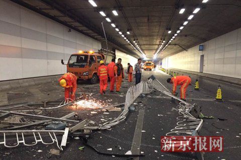 一輛蘭博基尼與一輛法拉利發(fā)生事故，現(xiàn)場狀況慘烈