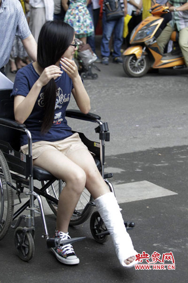 鄭州回中考點(diǎn)，一名考生左腳受傷，坐著輪椅入考場(chǎng)。