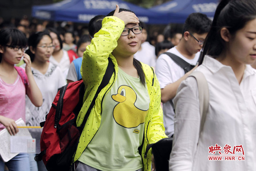 鄭州回中考點(diǎn)，考生輕松入場(chǎng)。