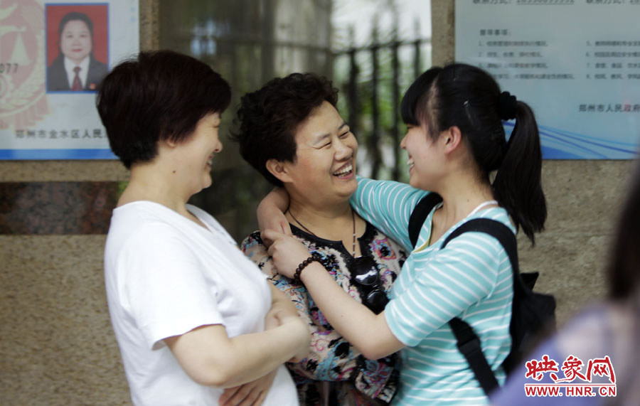 6月7日，鄭州回中考點(diǎn)，走出考場(chǎng)的考生和家長(zhǎng)擁抱在一起