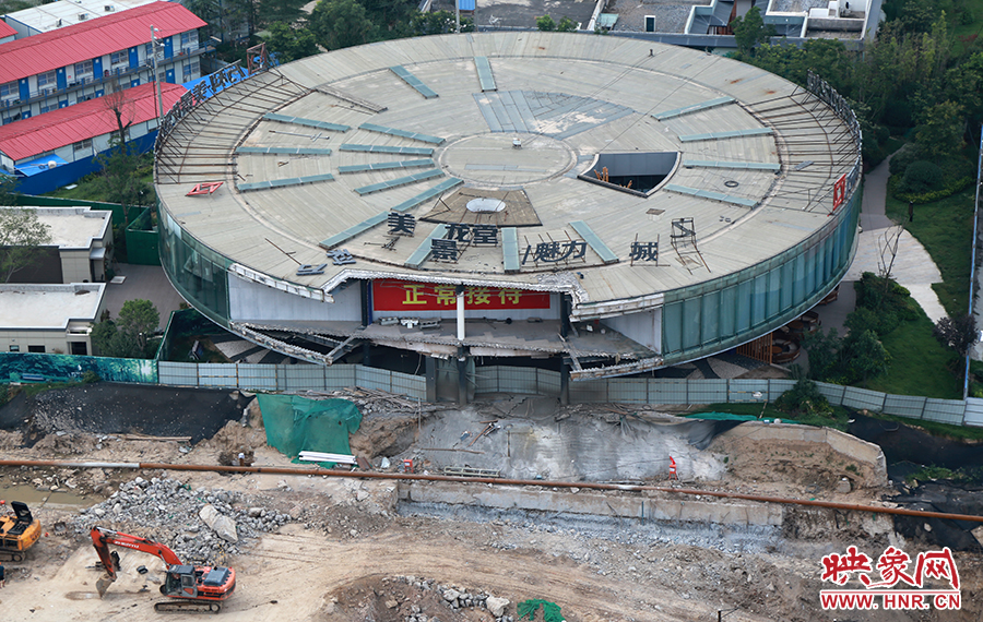 售樓部被拆掉一個(gè)角，仍在正常使用