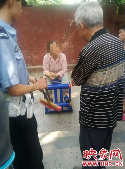 老太當(dāng)時坐在健身器材上做仰臥起坐，說環(huán)衛(wèi)工人影響她鍛煉身體了，便開始謾罵環(huán)衛(wèi)工人。