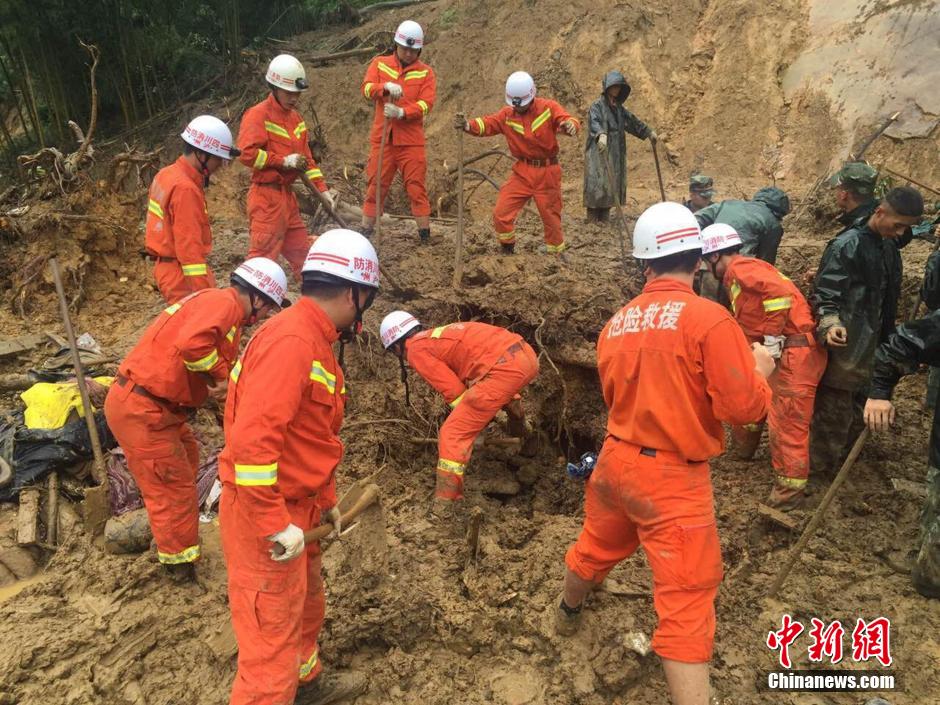 8月19日，救援人員正在全力搜尋被埋遇難者