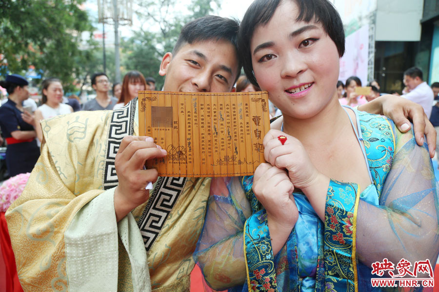 一對(duì)兒情侶現(xiàn)場(chǎng)展示“賣(mài)身契”內(nèi)容。