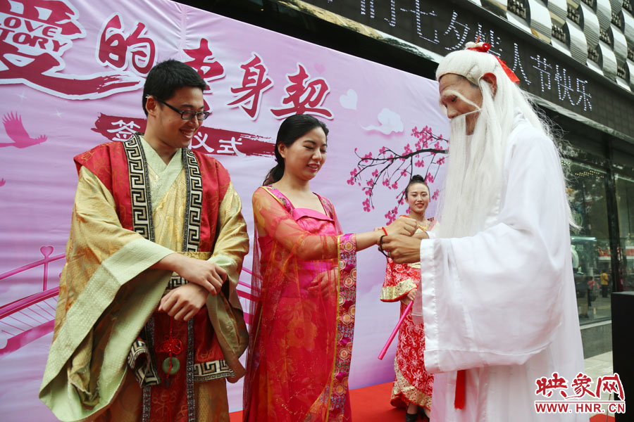 “月老”為每對(duì)情侶綁定“愛(ài)你一輩子”情侶手鏈。
