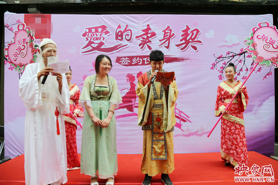 男子現(xiàn)場(chǎng)宣讀“賣(mài)身契”的內(nèi)容，讓大家作證。