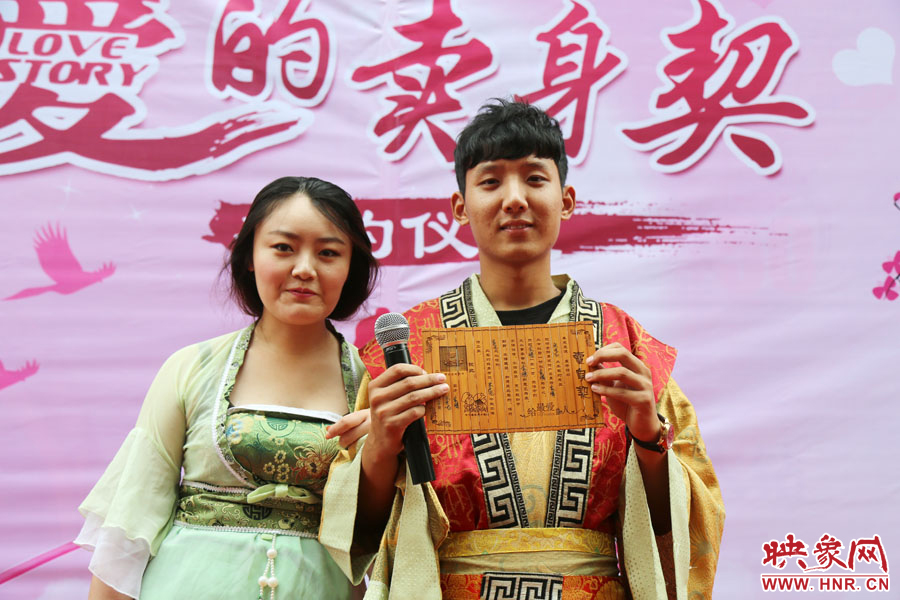 現(xiàn)場(chǎng)的8名男子異口同聲地表示，如違反此契約，可以接受處以極刑。