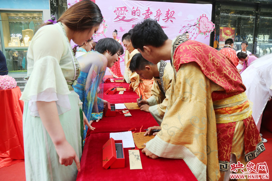 在“月老”的見(jiàn)證下，8名男子簽下代表真摯愛(ài)情的“賣(mài)身契”。