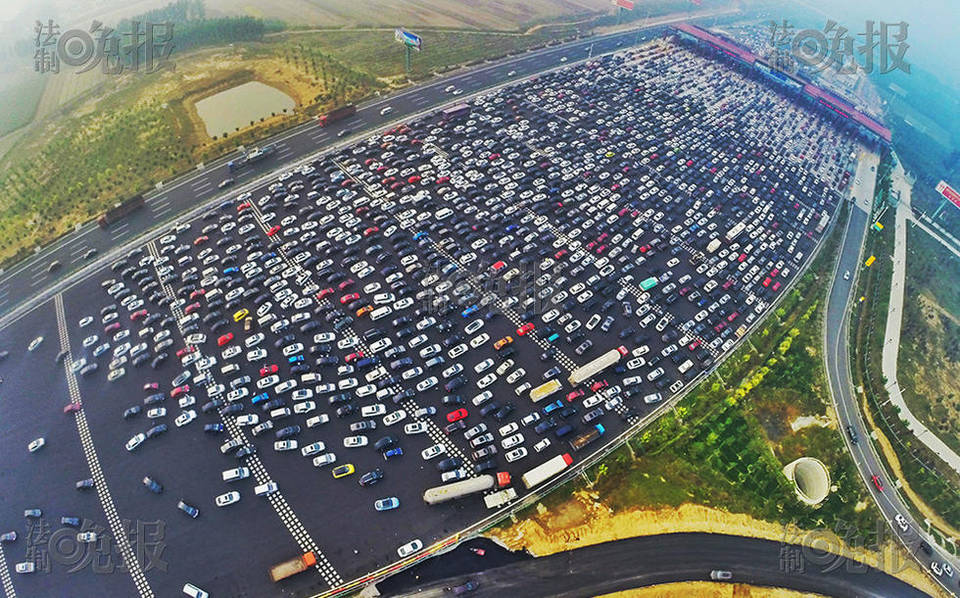 進(jìn)京方向收費(fèi)站前堵滿車流。