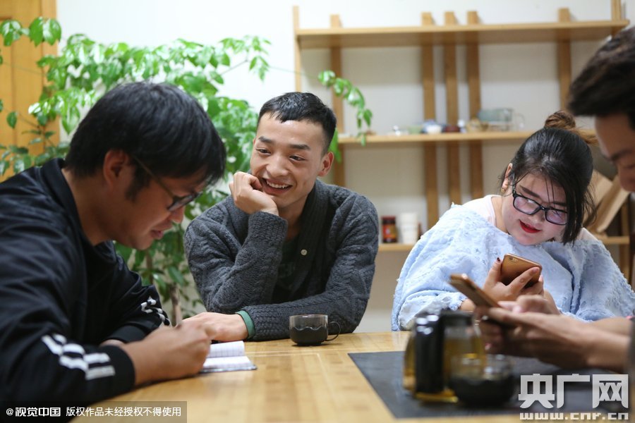 網(wǎng)絡紅人葉良辰現(xiàn)身浙江臺州，接受記者的專訪。