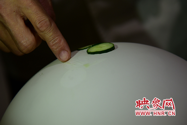 在面團氣球上切菜。