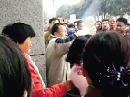 一對(duì)夫婦攔住小學(xué)生求助，被家長和市民當(dāng)成人販子圍毆