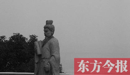 23日，從中原福塔基座平臺看向世紀歡樂園的景象