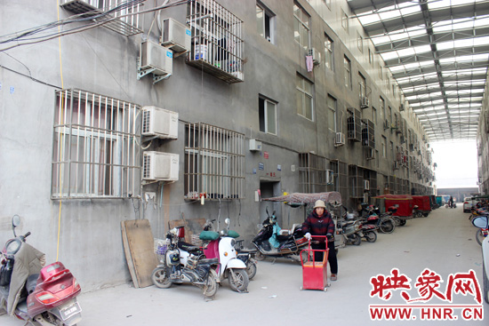三棟居民樓沒(méi)有任何手續(xù)，沒(méi)有房產(chǎn)證，售價(jià)超級(jí)低。
