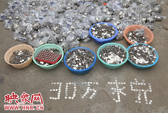 據(jù)負(fù)責(zé)清點“巨資”的張大爺介紹，這筆“巨資”積攢了兩個月左右，有30萬左右，重達(dá)3000多斤。