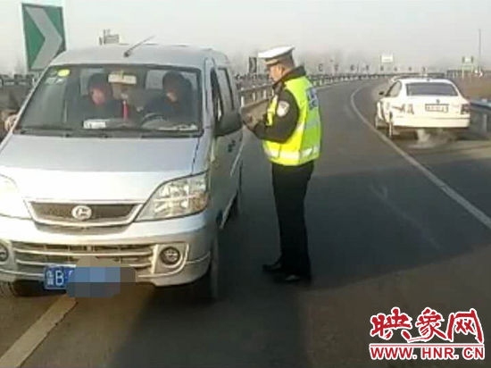 2月3日，一名男子因錯過了路口不顧自身安全竟然在高速上逆行，被焦作高速交警逮個正著。