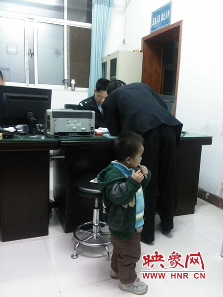 被抱到警務(wù)室的男童 被抱到警務(wù)室的男童