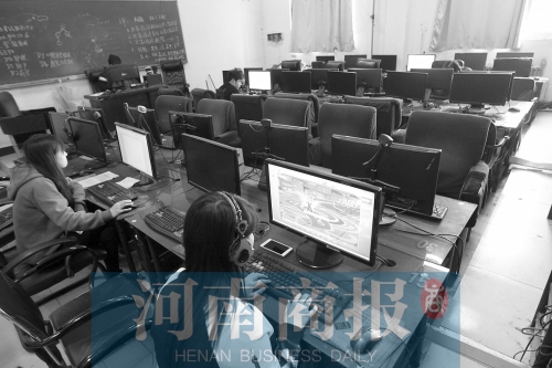 鄭州黃河護理職業(yè)學(xué)院的微機室內(nèi)，一女學(xué)生正在打游戲