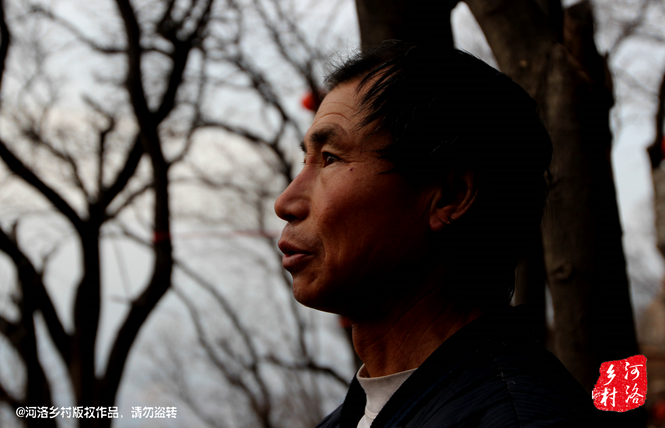 不過老崔對鄰居卻有著十分的不屑，平日里他們的生活，主要是自己種植的蔬菜和野菜，偶爾有山下香客的供奉。而鄰居卻經(jīng)常揀一些驢友丟棄的物品，飲料瓶，塑料紙，或者其它的物品。