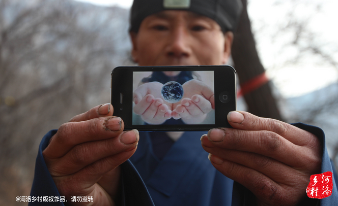 老崔雖然在山上修行，可是家里還有六個兄弟姐妹，家里人來找過他，他認為打工太累了，還需要受氣，不如山中修行自在。通過山下的香客，他花了800塊錢買了一個蘋果手機，這是他在山上最奢侈的一次購物。老崔有些心疼，他說那個香客不應(yīng)該收他錢才對。