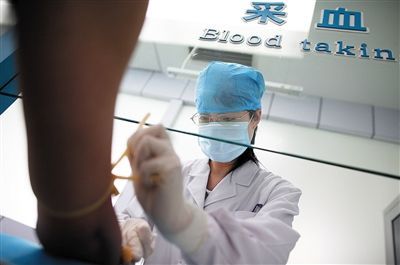 2010年5月，北京艾滋病毒攜帶者可以進行快速檢測。新京報資料圖片 韓萌 攝