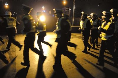 ▲涼山警方連夜出擊打拐。本報(bào)記者歐陽曉菲攝