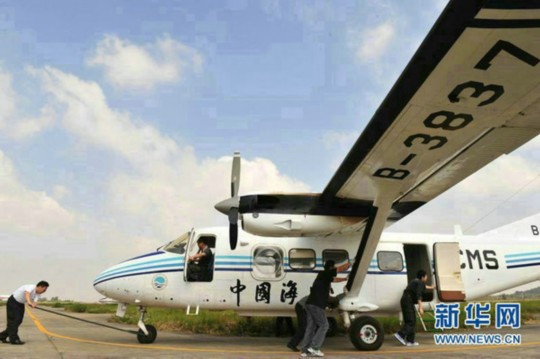 資料圖：中國(guó)海監(jiān)東海航空支隊(duì)舟山基地工作人員正在進(jìn)行運(yùn)-12飛機(jī)備航。