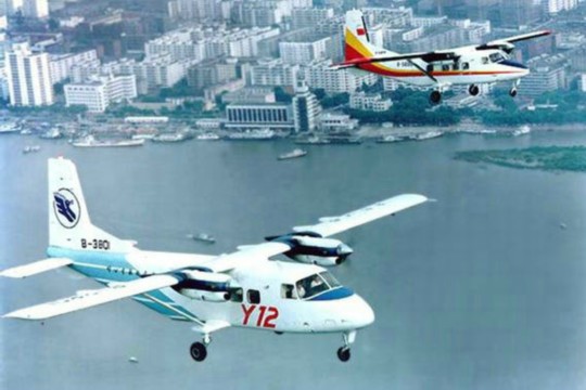 資料圖：中國(guó)運(yùn)-12空中飛行。