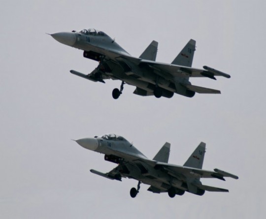 資料圖：解放軍蘇-30戰(zhàn)機(jī)編隊(duì)飛行。