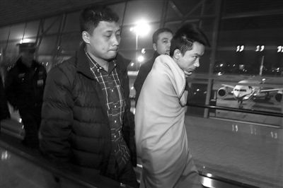 昨日，首都機場，跨國綁架勒索團伙首犯中國籍男子奚某被押解回國。新京報記者 尹亞飛 攝