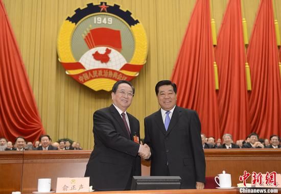 3月11日下午，全國政協(xié)十二屆一次會議在北京人民大會堂舉行第四次全體會議，俞正聲當(dāng)選政協(xié)第十二屆全國委員會主席。圖為政協(xié)第十一屆全國委員會主席賈慶林和俞正聲握手，表示祝賀。中新社發(fā) 廖攀 攝