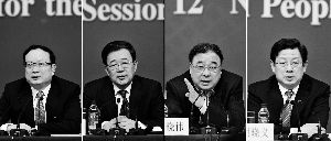 昨天，國(guó)務(wù)院深化醫(yī)藥衛(wèi)生體制改革領(lǐng)導(dǎo)小組辦公室負(fù)責(zé)人王保安、孫志剛、馬曉偉、胡曉義（從左至右）就“醫(yī)藥衛(wèi)生體制改革”有關(guān)問(wèn)題回答記者提問(wèn)。記者王鵬/攝