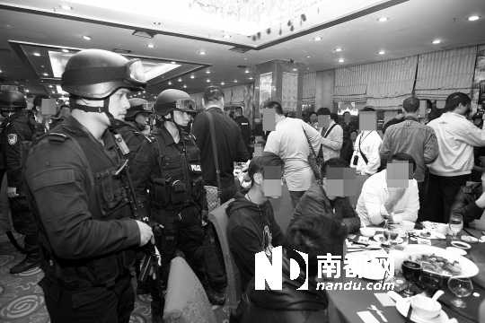 手持微沖、身穿防彈背心的警員進(jìn)入酒樓進(jìn)行調(diào)查。深圳警方供圖