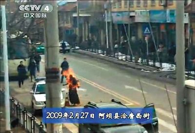 2009年2月27日，一名僧侶在阿壩縣洽唐西街自焚。本版圖片/央視截圖