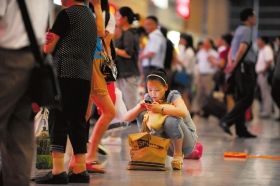 5月26日，武廣高鐵長沙南站，因為高鐵設(shè)備故障，滯留了大量旅客。圖/記者李坤
