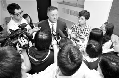 6月5日，商務(wù)部新聞辦公室召開“中歐光伏產(chǎn)品貿(mào)易摩擦”專題發(fā)布會。發(fā)布會結(jié)束后，中國機電產(chǎn)品進出口商會會長張鈺晶接受記者采訪。新京報記者
