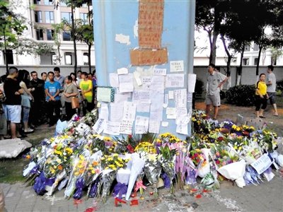 　昨日，廈門市民在BRT的橋墩下放上鮮花悼念逝者。新京報記者 郭鐵流 攝