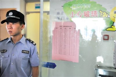 前日，廈門市解放軍174醫(yī)院重癥醫(yī)學科門口貼著在該醫(yī)院接受治療的受傷人員名單。 新華社記者 陳曄華