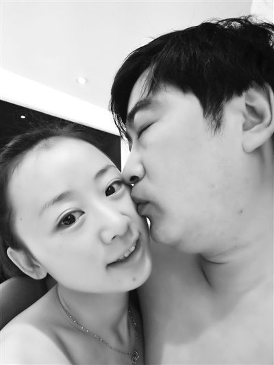 兩人合影。女當(dāng)事人供圖