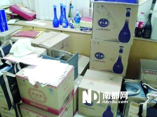 　　江蘇靖江市工商局餐廳倉(cāng)庫(kù)里被爆堆滿了高檔酒。
