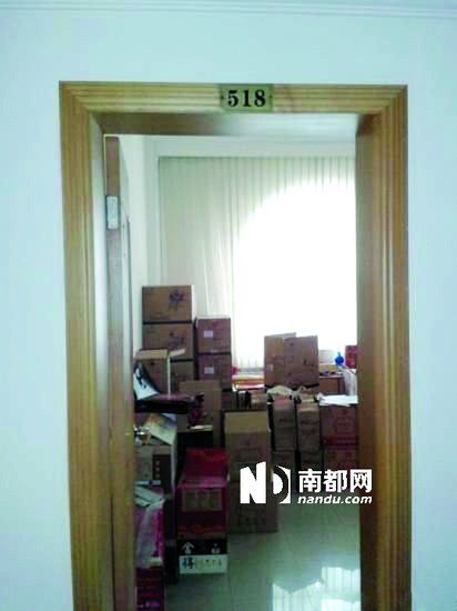 　江蘇靖江市工商局餐廳倉(cāng)庫(kù)里被爆堆滿了高檔酒。