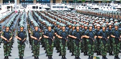 6月29日，新疆武警部隊(duì)反恐維穩(wěn)誓師大會(huì)在烏魯木齊市人民廣場(chǎng)舉行。據(jù)《新疆日?qǐng)?bào)》