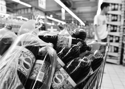 昨日，浙江省杭州市，在一家超市里拍攝到的百事可樂。近日，百事可樂再次遭遇“致癌風波”。圖/CFP