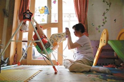 6月14日，未婚媽媽于軍的家里，她正在陪女兒悅悅玩耍。悅悅4歲了，因為沒有爸爸的信息而始終上不了戶口。
