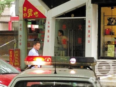 闖入面館的持刀男子與趕來(lái)的民警隔著玻璃門(mén)對(duì)峙，后店內(nèi)一名女童被其劫持。網(wǎng)友供圖