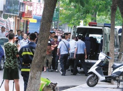 女童安全獲救后，嫌疑人被制服并由民警押出餐館。新華社發(fā)