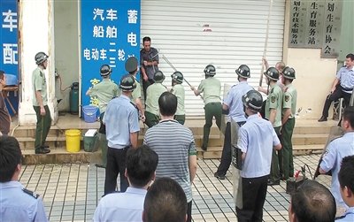 昨日，警方趕到現(xiàn)場(chǎng)制服嫌疑人何某。