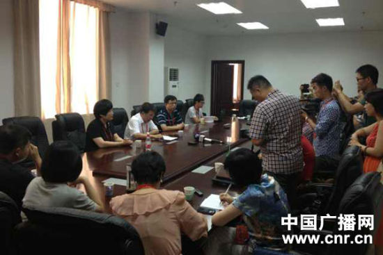 試卷原件展示前向媒體說明情況，并要求媒體不能拍照或攝像